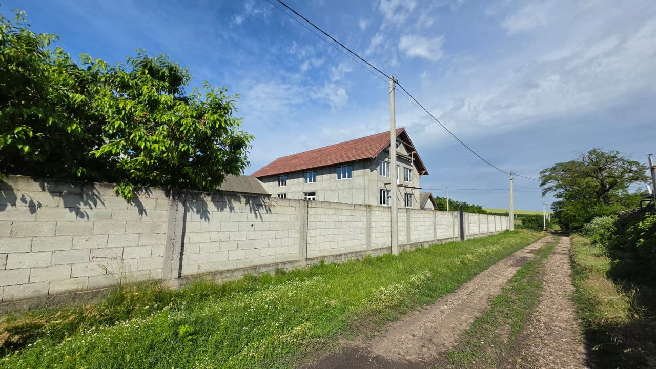 Casă 700 m² pe teren 12 ari