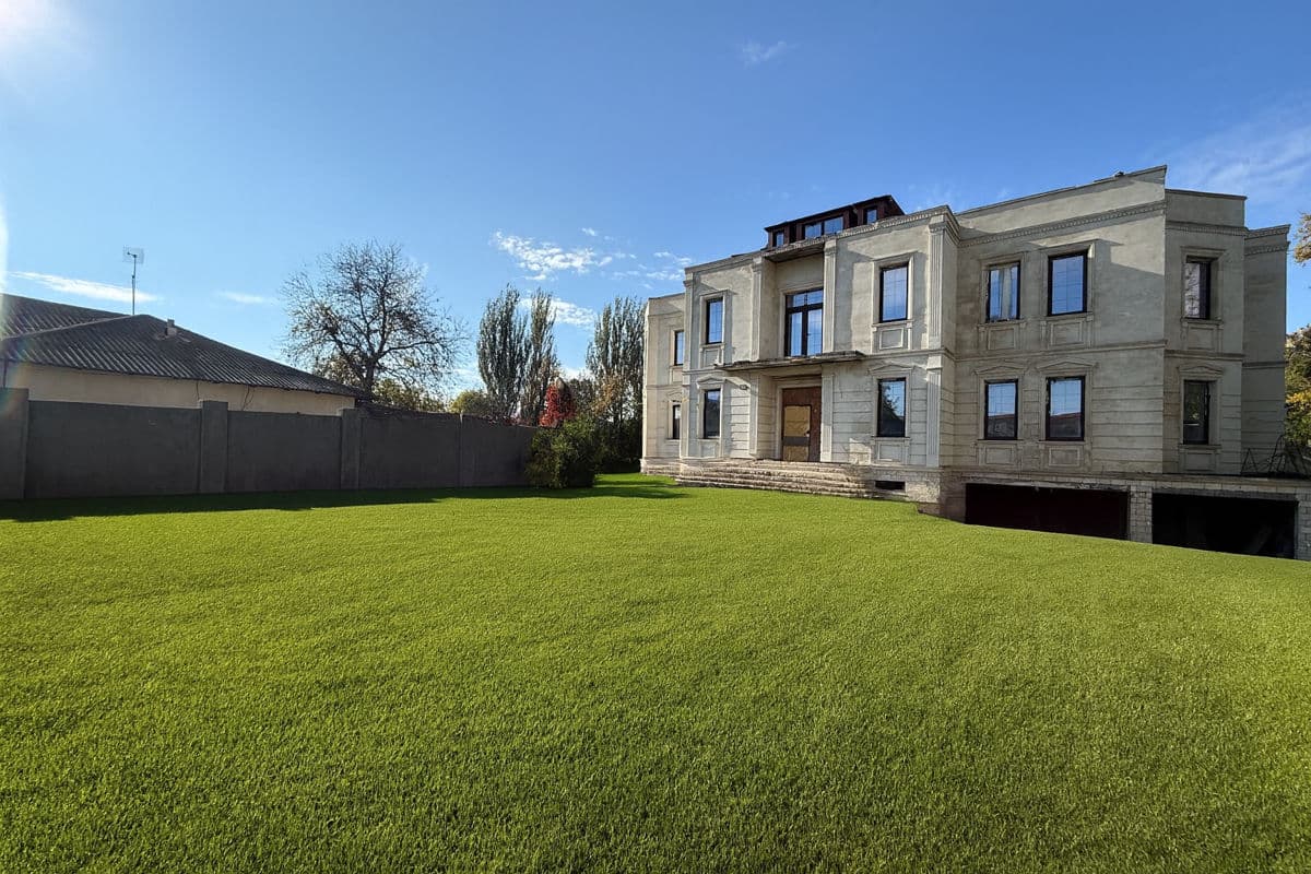 Casă 800 m² pe teren 18 ari