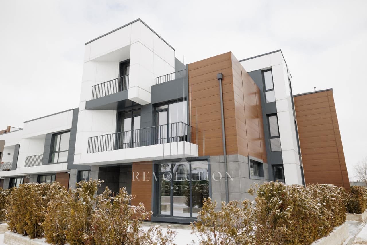 Townhouse 246 m² pe teren 3 ari