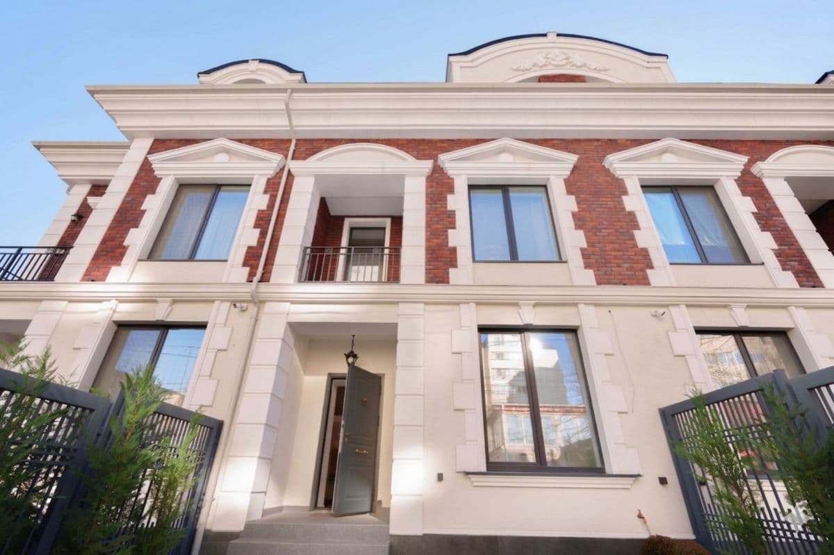 Townhouse 180 m² pe teren 2 ari