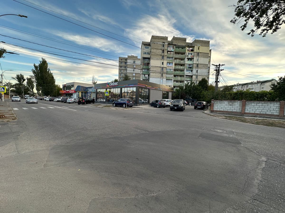 13 ari, Teren pentru construcții