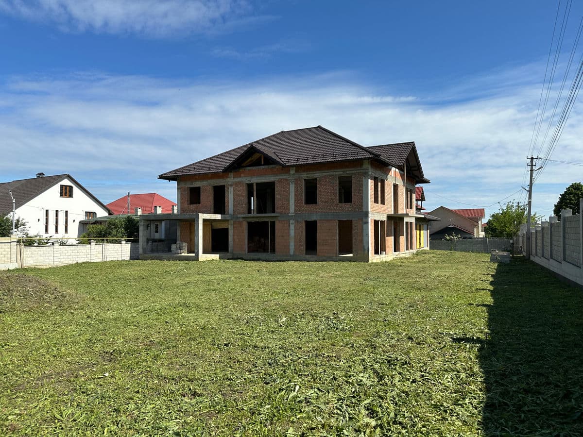Casă 280 m² pe teren 18 ari
