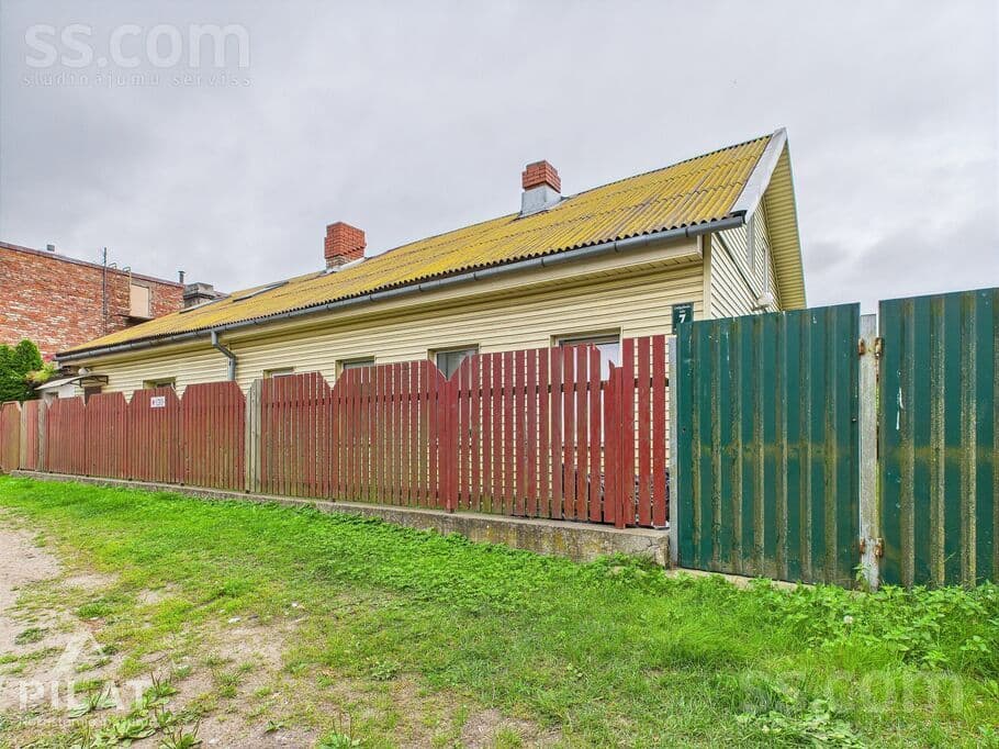 2 rooms, 493.0 m², 109 kv. m. māja ar 493 kv. m. lielu pieguļošo teritoriju Laumas mikroraj, Liepāja