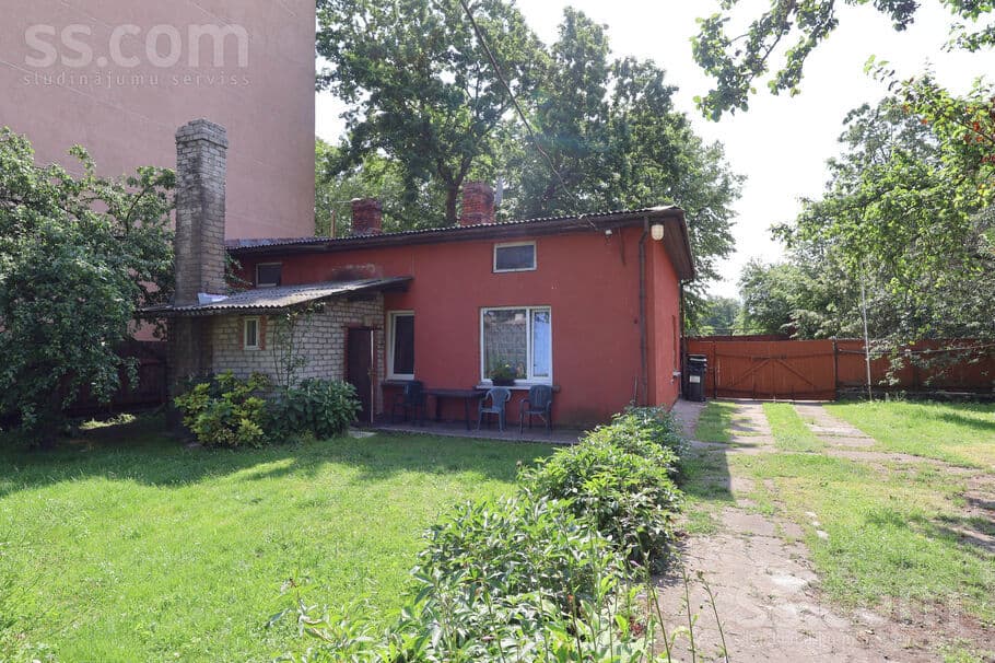 1 rooms, 699.0 m², Pārdodam privātmāju Liepājā, Kroņu ielā 11. Māja atrodas uz 699 m2 liela, Liepāja