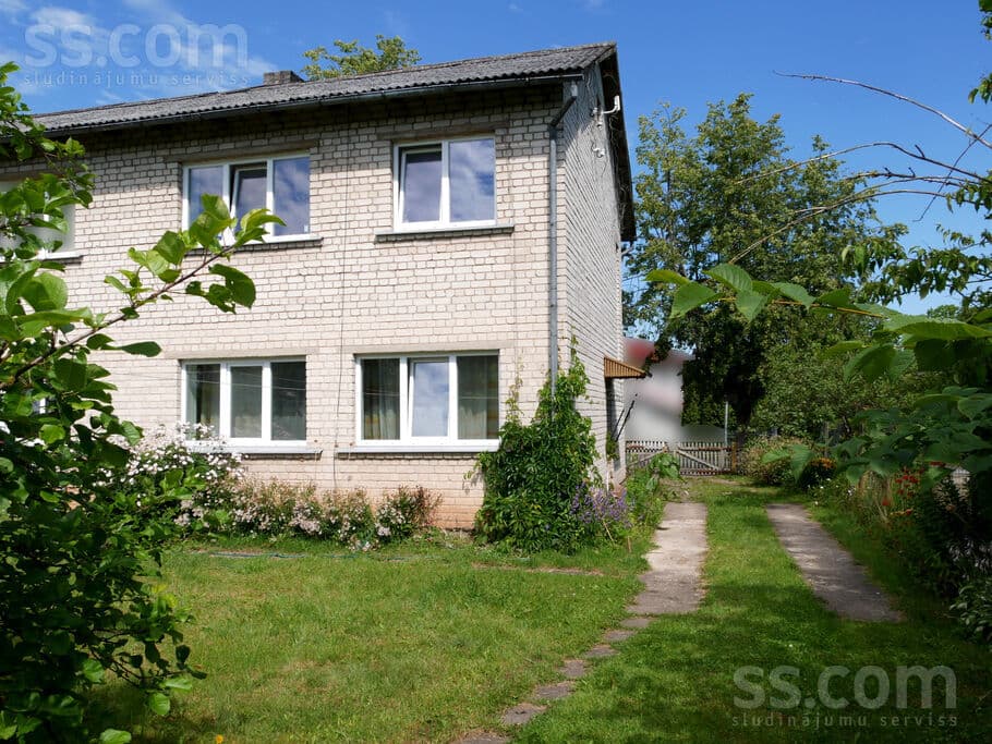 2 rooms, 94.5 m², Pārdod pusi no dvīņu mājas ar zemi Valmierā Brīvības ielā 8. Māja: 94.5m, Valmiera