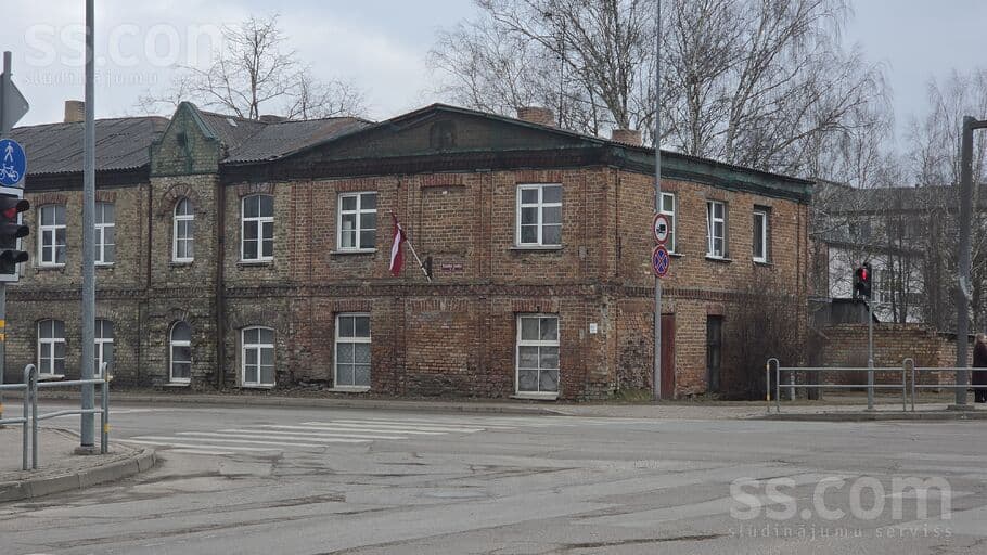 2 rooms, 39.0 m², Pilsētas centrā. Pārdodam 2 istabas dzīvokli, 2 stāvā, ar malkas, Jelgava