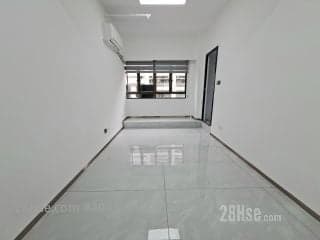 1 BR in > 15 Golden New studio with windows and an en