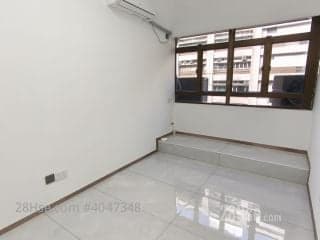 1 BR in > 7 Golden The newly renovated apartment has windows