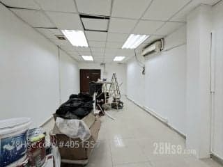 1 BR in > 5 Golden Hongtu Road has toilets