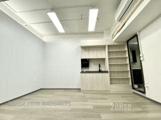 1 BR in > 6 Golden The toilet next to the subway station has a hot w
