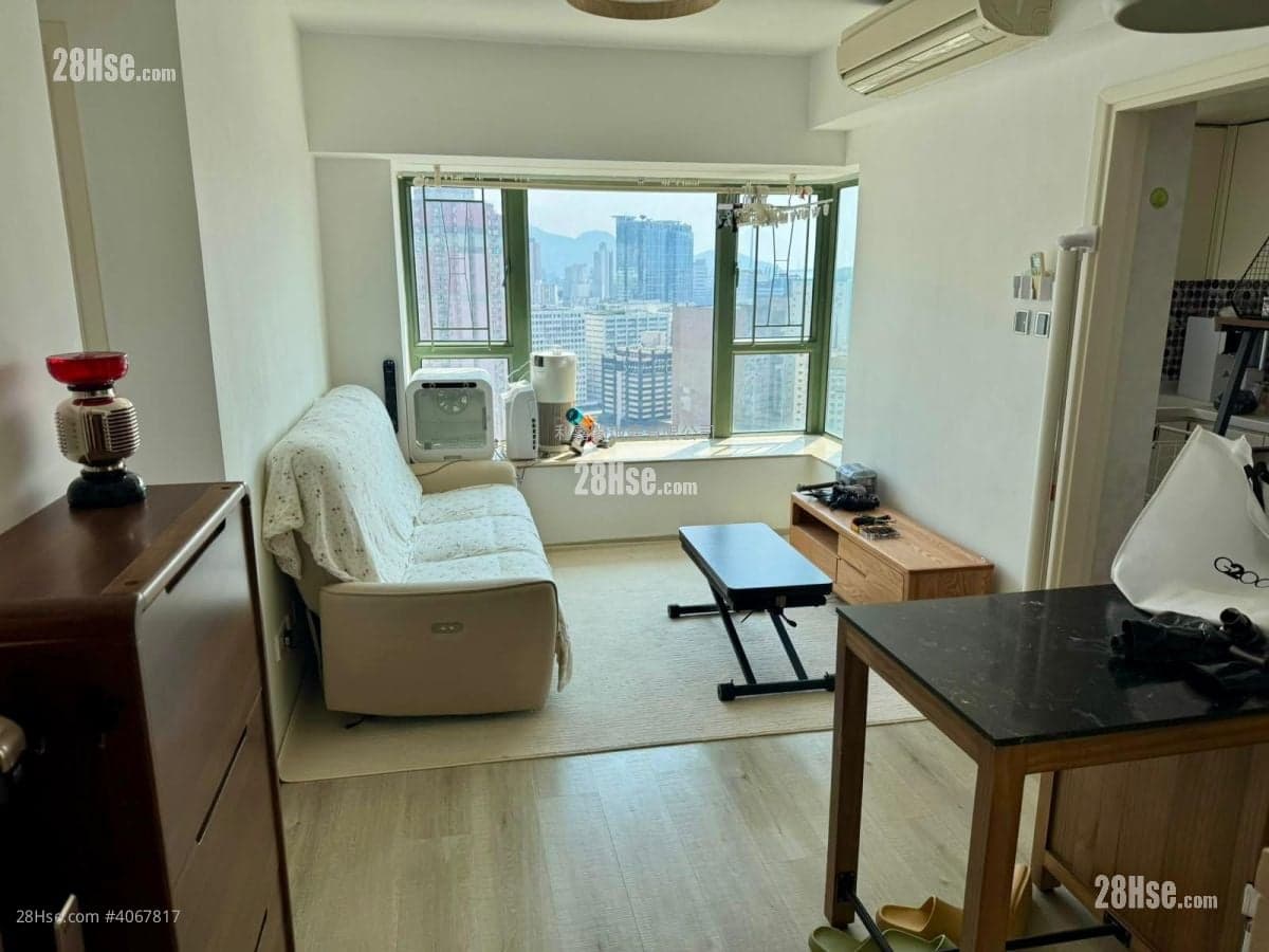 2 BR in > 8 Golden The estate has a shuttle bus to Kwai Fong Station