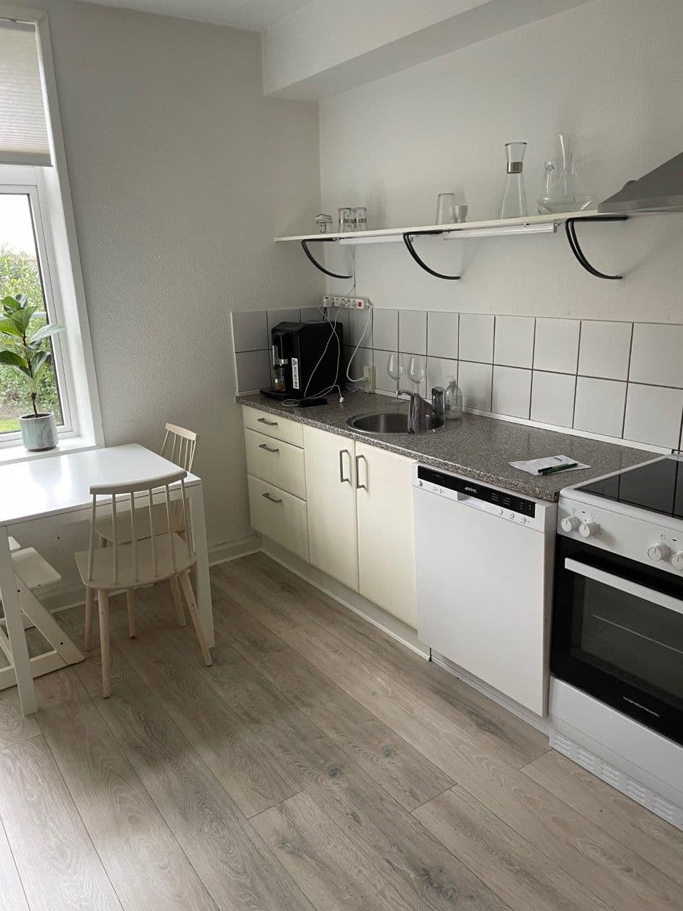 Skøn lys stuelejlighed