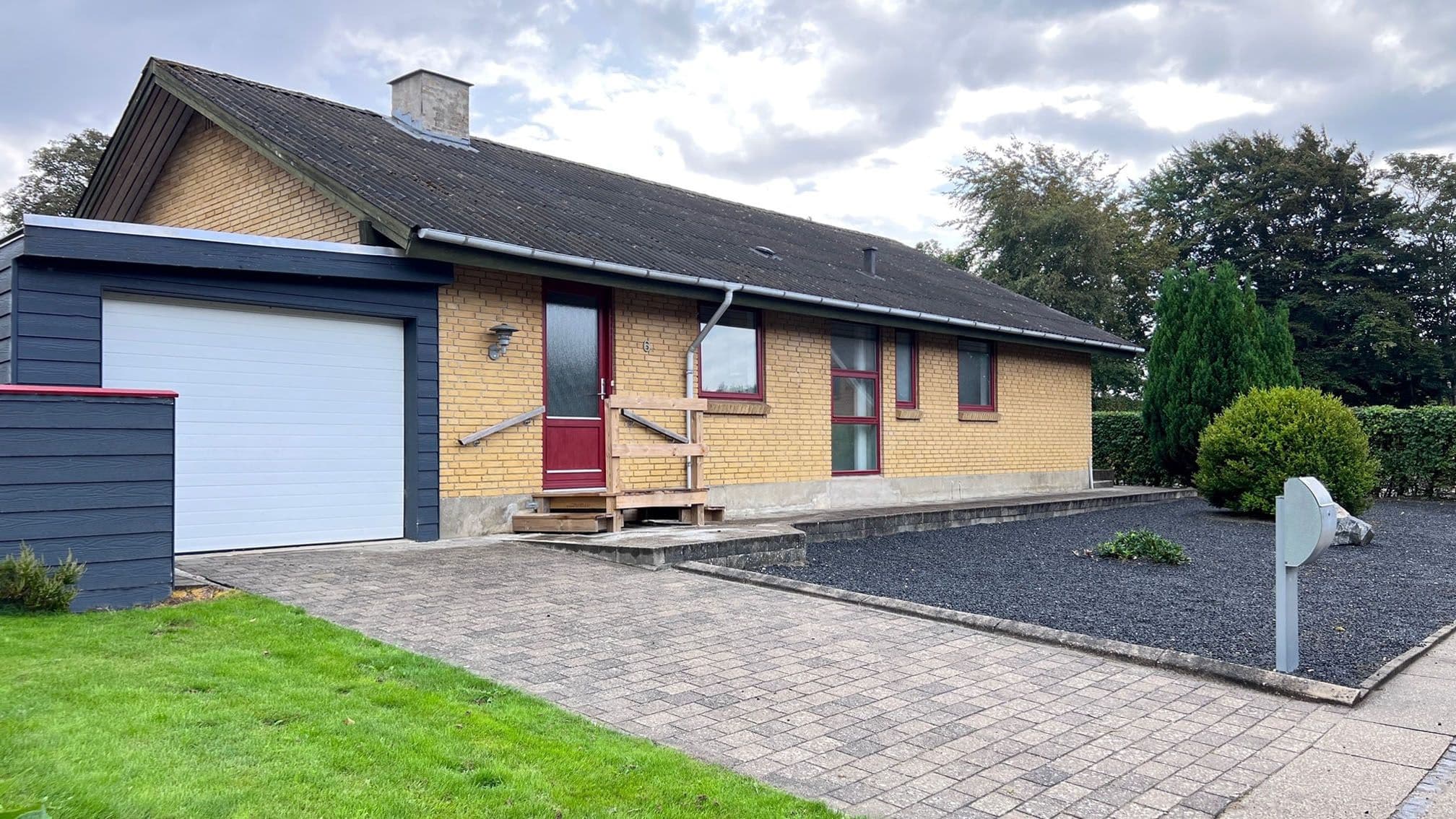 STOR Villa i Vind med lavenergi varmepumpe, nye gulve overalt og 2 renoverede toilet/bad, stor have og walk-in garage