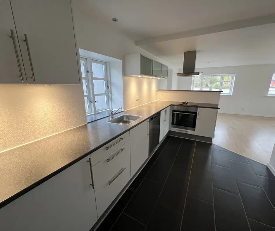 Rummelig 6-værelses bolig i 2 plan med egen have og tagterrasse.
