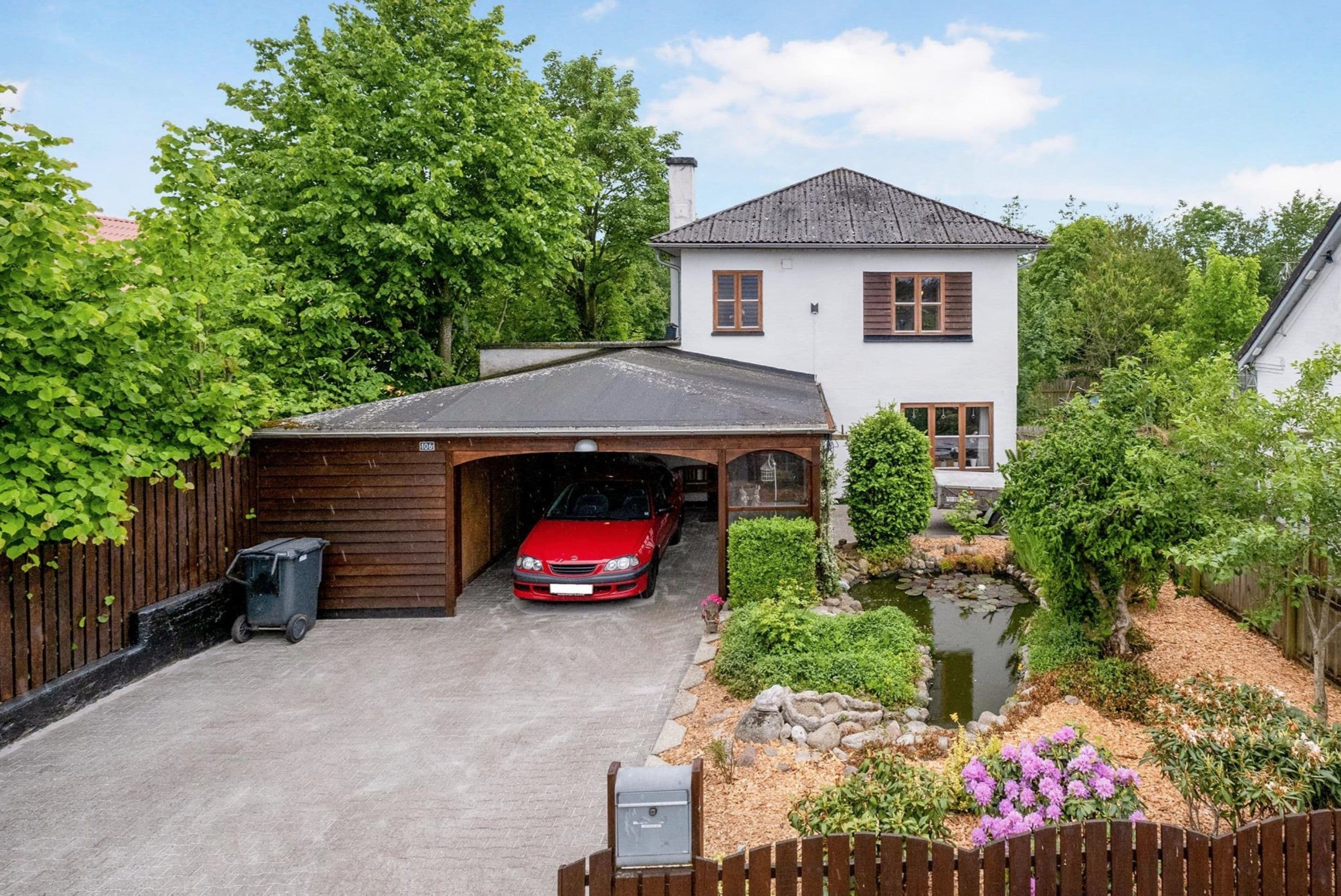 Hus med flot have, garage og værksted
