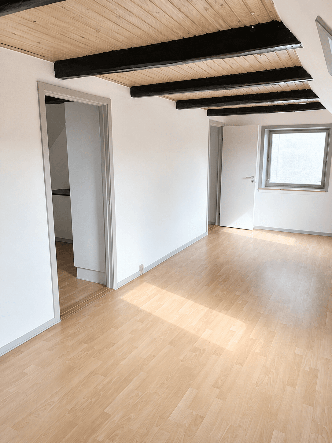 3 vær. lejlighed på 84 m2 med eget køkken og badeværelse