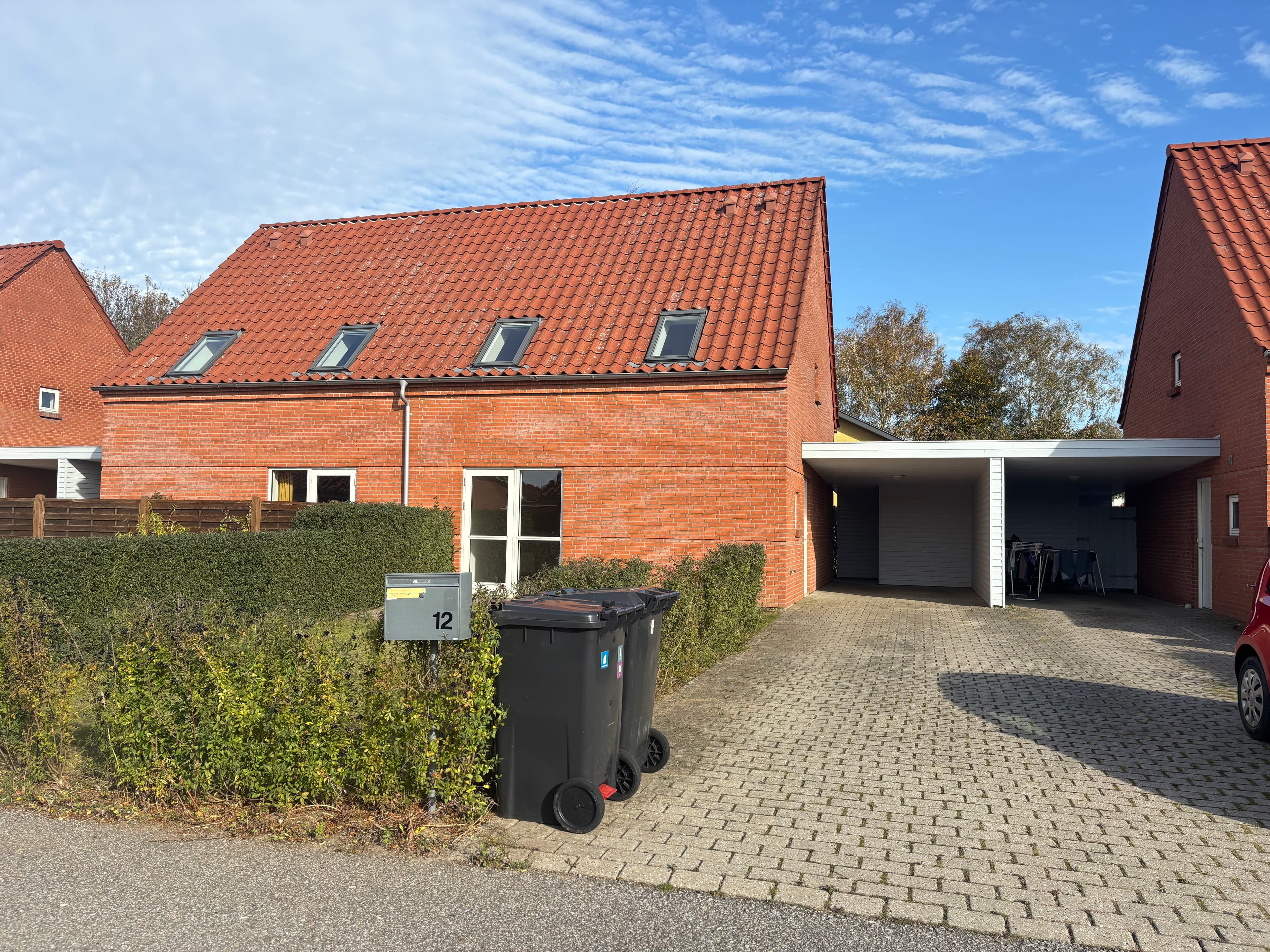 Velindrettet og moderne rækkehus i roligt område.