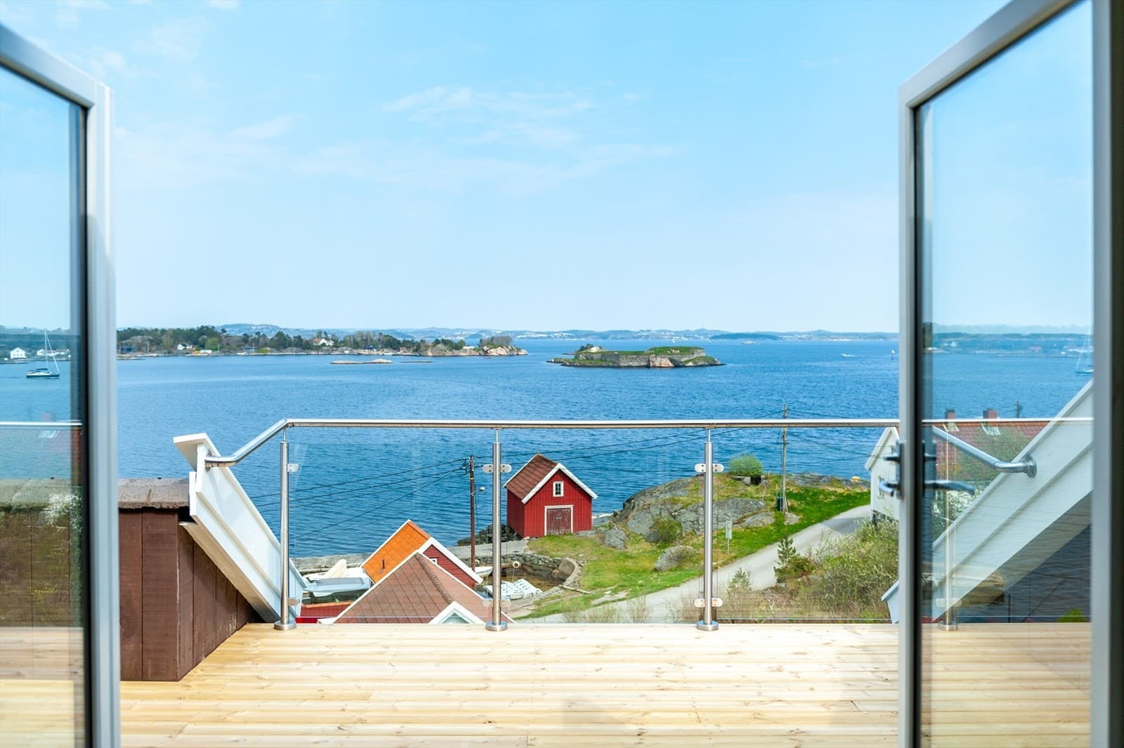 Eiendomsmegler Norge Kristiansand Kroodden - Kroodden -Spektakulær funkisvilla m sjøbod, båtplass, godkjent utleiedel -2 garasjer -