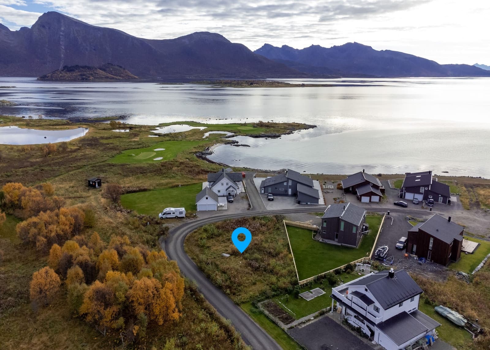 EiendomsMegler 1 Vesterålen Tomt på nydelige Kjerringneset ved Sigerfjord - Sørvestvendt med meget gode solforhold - 918 kvm - BYA 30% Sør-Kjerringnese