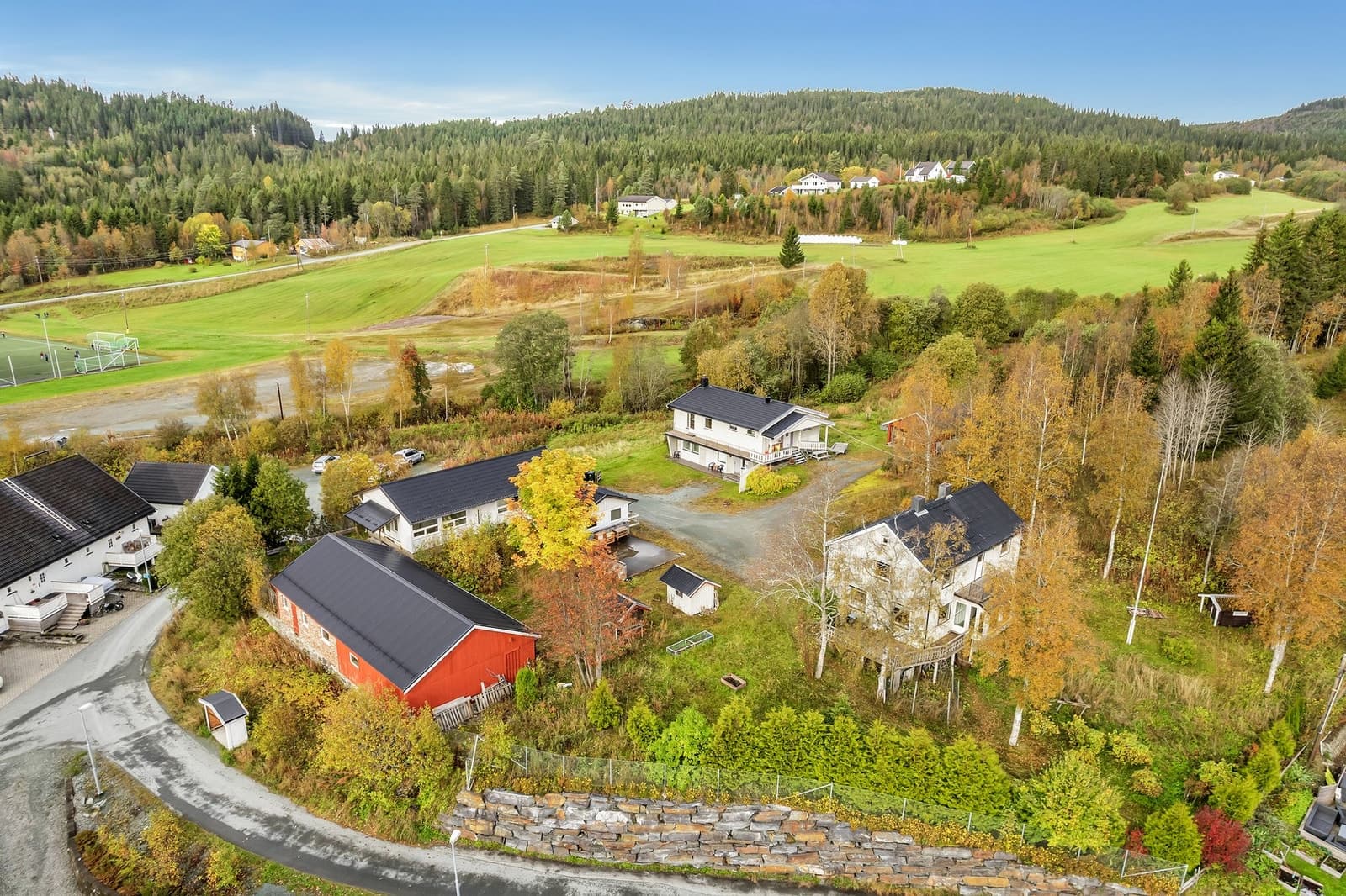 EiendomsMegler 1 Lerkendal Bratsberg - Stor og solrik eiendom med 6,9 mål tomt, grensende mot LNF