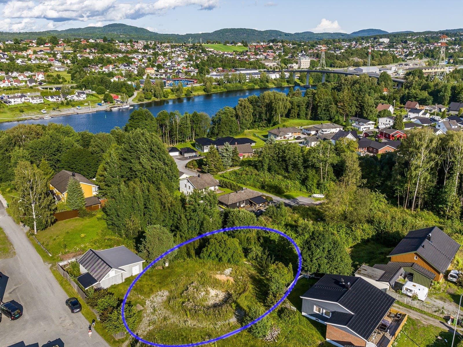 EiendomsMegler 1 Skien Attraktiv og solrik tomt (1169 kvm) i barnevennlig og sentralt boligområde på Kjørbekkhøgda Porsgrunnsvegen / Granegården TOMT,