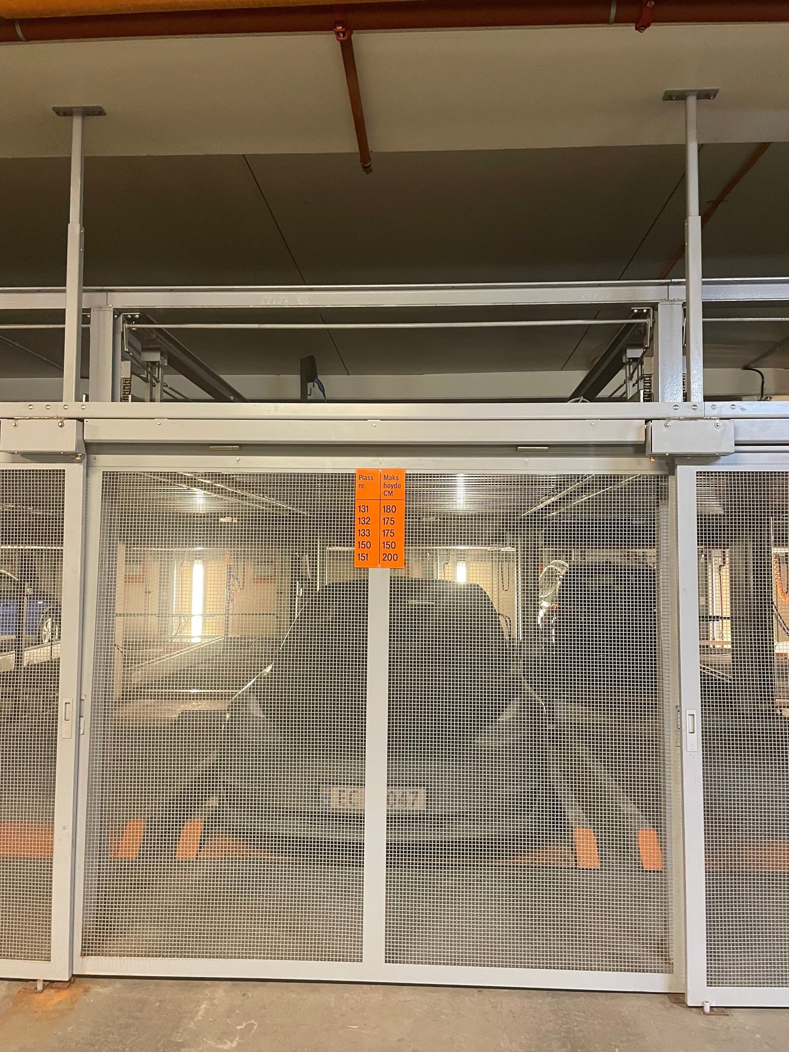 Privat Alexander Kjellands plass - Oppvarmet garasjeplass med lader for el-bil.
