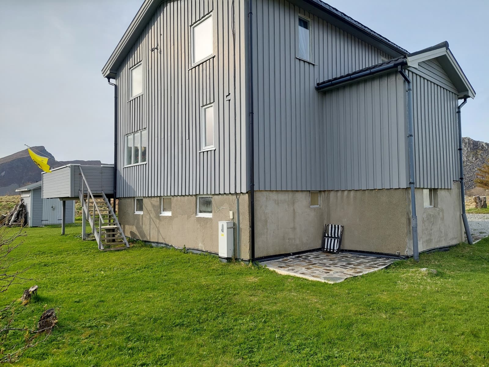 Privat Sentrum Sørland - Sentralt og "lett bodd" Sørland 38, Værøy 184 m² 1 550 000 kr Totalpris: 1 590 000 kr ∙ Selveier ∙ Enebolig ∙ 4 sove