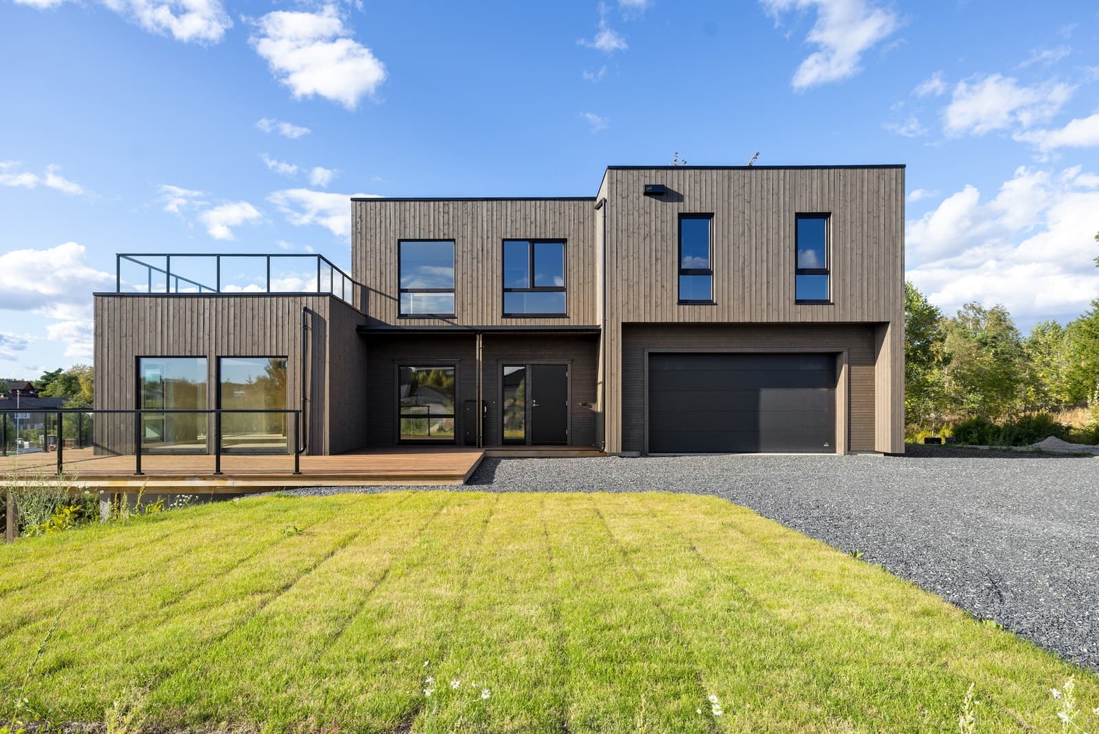ASK Meglerverket Sarpsborg Borgenhaugen - Stilig ferdigbygd enebolig med utleiedel! Familievennlig, dobbelgarasje og herlige uteplasser | Innflyttingsk