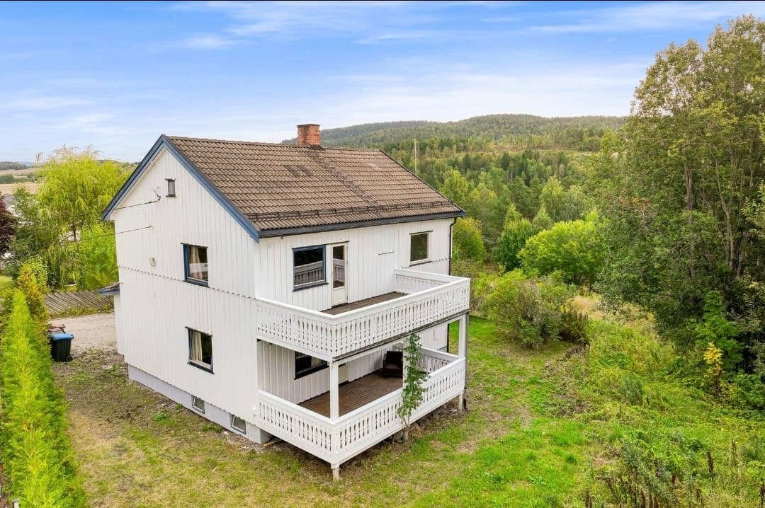 Privat Hel tomannsbolig / 2 Leiligheter. Leies ut hel eller delt. Mulighet for 9 soverom. Kort vei til Drammen. Bussforbindelse