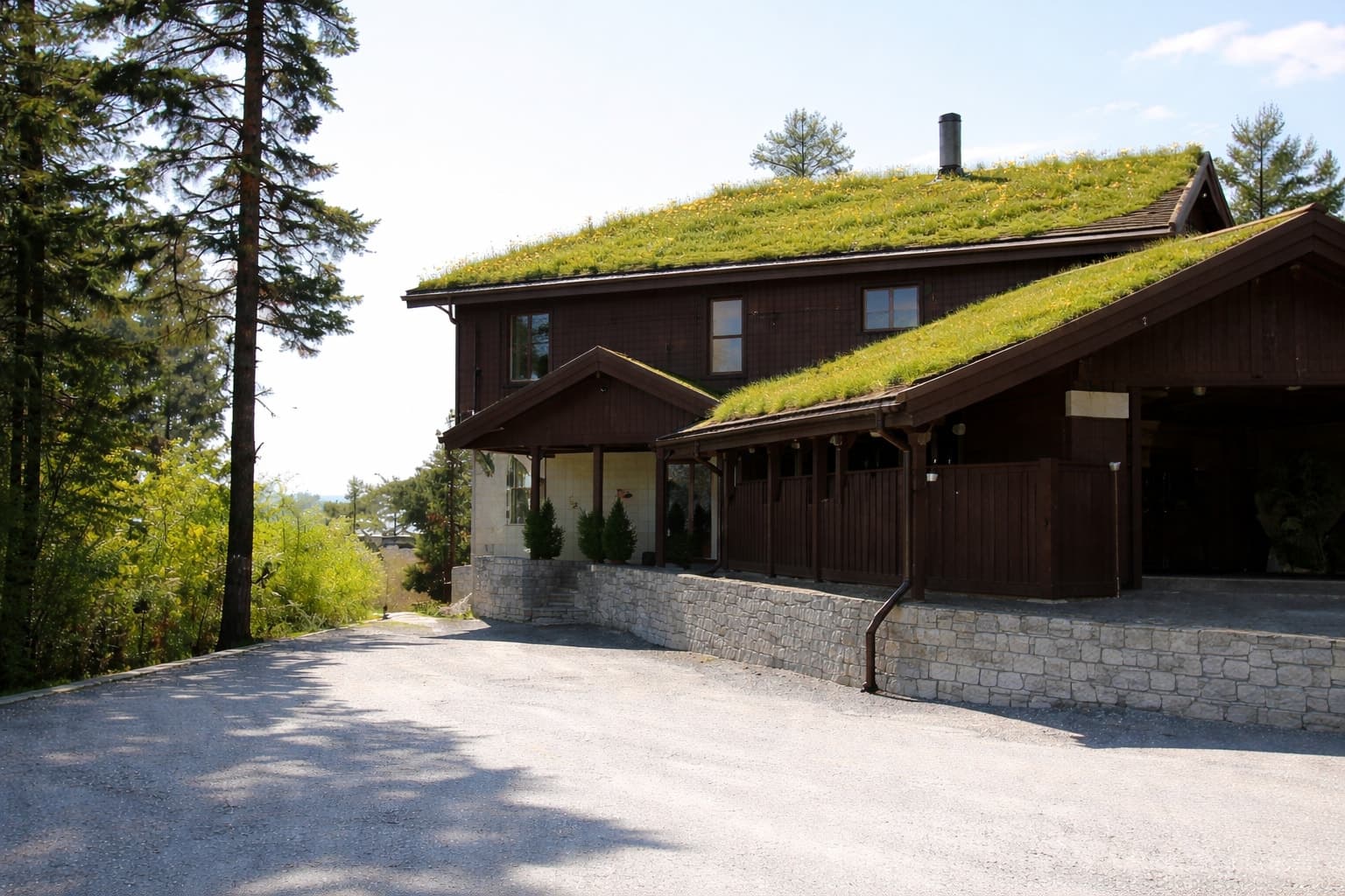 Privat Stort næringslokale / boenhet ca 300m² i første etasje av et større bygg, tomt 650 m²sentralt p Råholt