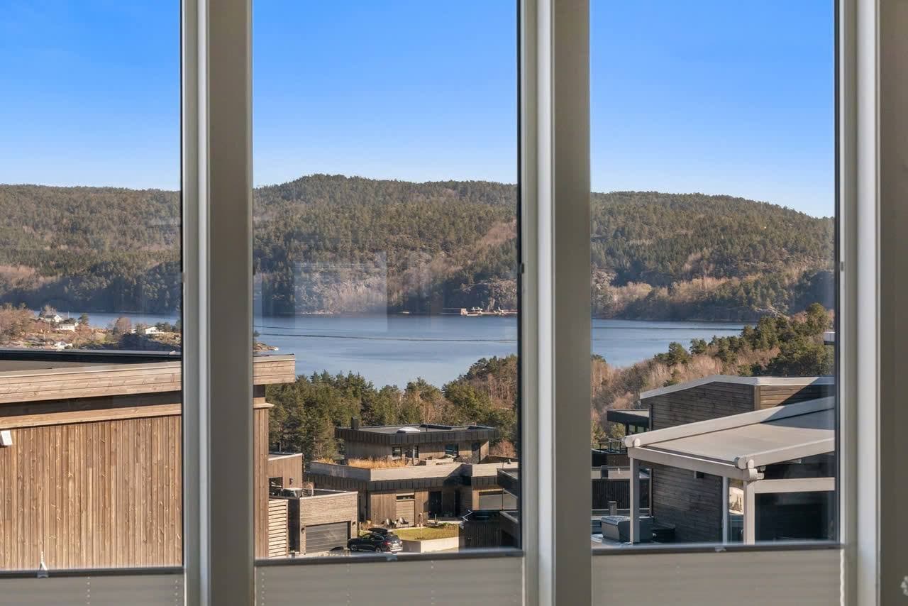 Privat Stor familiebolig med hybel, 6 soverom, dobbel garasje og fantastisk takterrasse!
