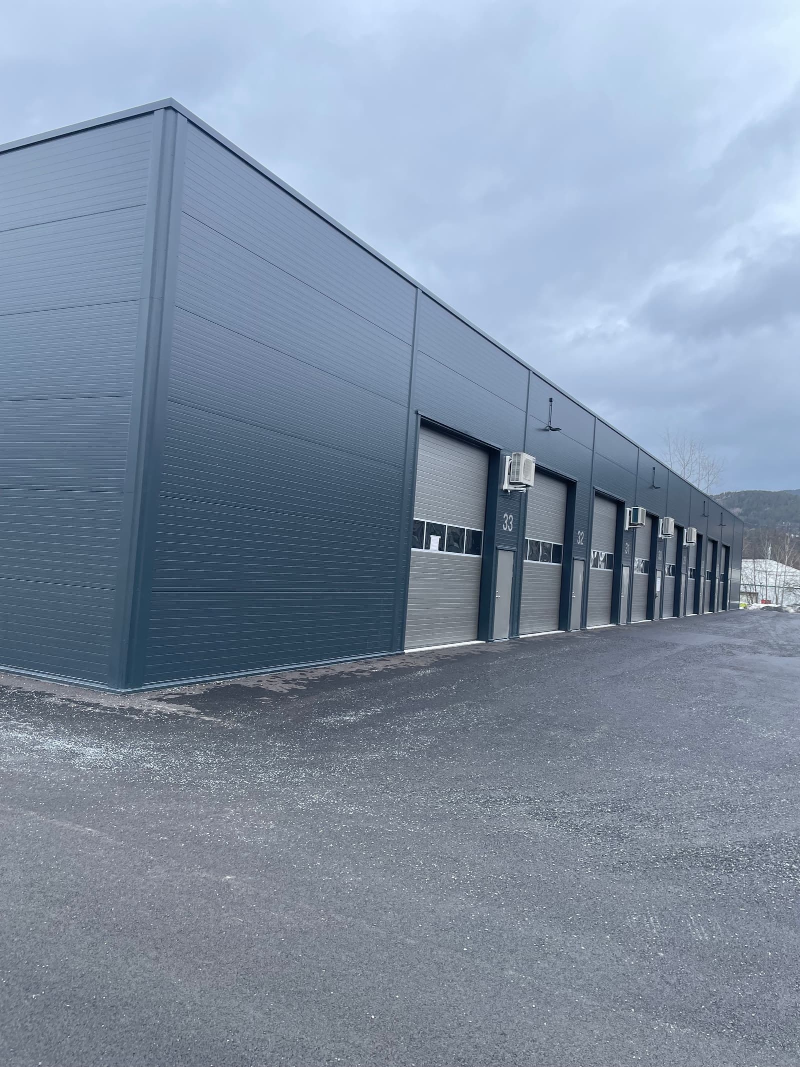 Privat Lagerseksjon på Orkidehøgda 19B seksjon 33 144m2 Endeseksjon mot sør asfaltert uteplass med parkering Orkidehøgda 19B seksjon 33, Mjøndalen 144