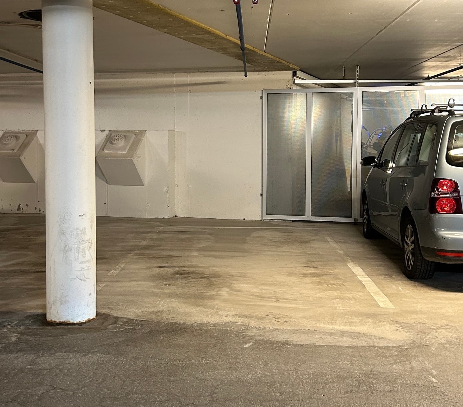 Privat Garasje-/parkeringsplass i lukket og oppvarmet garasjeanlegg med sentral plassering på