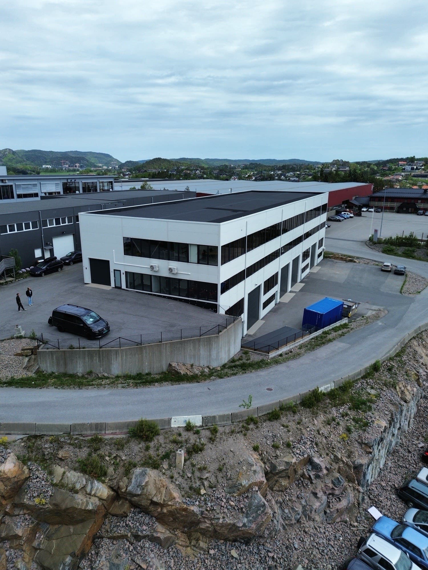 Privat Høllen Vest Industriområde, flott kominasjonsbygg, god uteplass, 2 stk seksjoner slått sammen til 1 Birkedalsveien 62 A, Søgne 225 - 250 m² 3 99