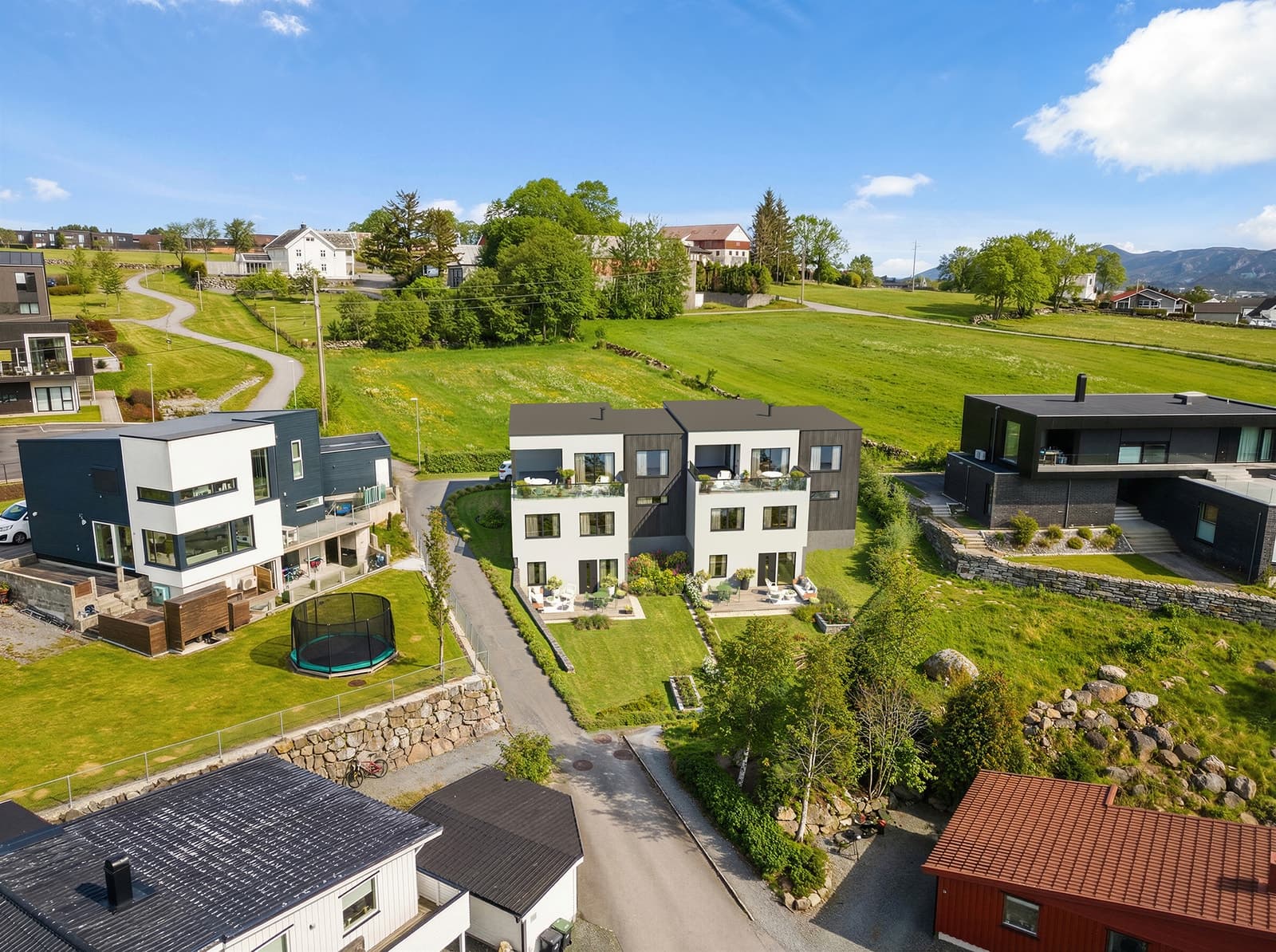 M2 Tomteutvikling AS Ganddal - 2 romslige boliger i et meget familievennlig område. 4 soverom, 2 stuer, 2 bad, hybel, garasje og takterrasse, m.m.