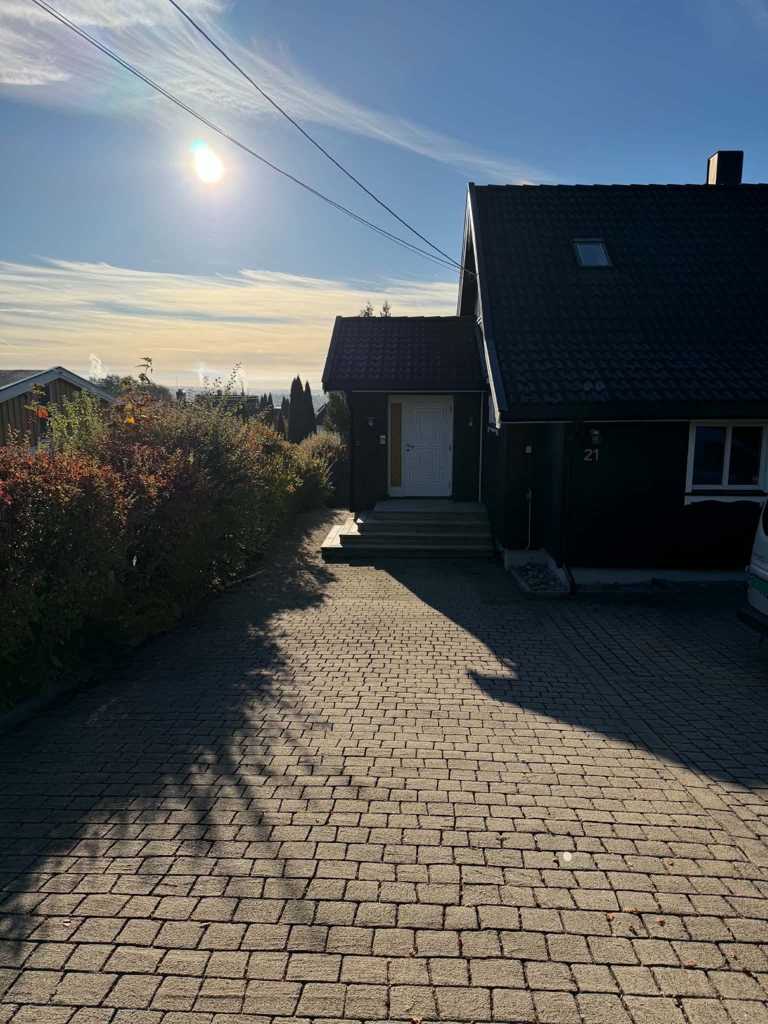 Qasa Romslig enebolig på Grålum til leie — 5 rom, 3 soverom, stor terrasse og hage Bråteveien 21, Grålum 195 m² 22 833 kr Enebolig ∙ 3 soverom Legg til
