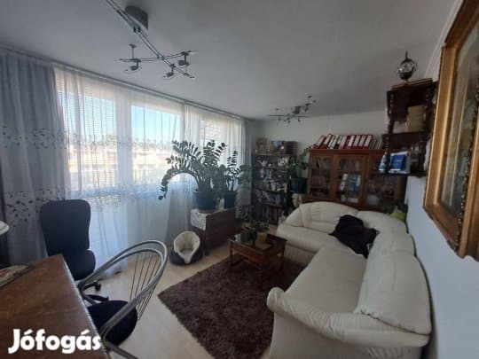 Erdő melletti sorházat keres?