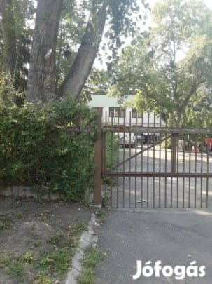 Féláron szálloda bekerített parkerdőben
