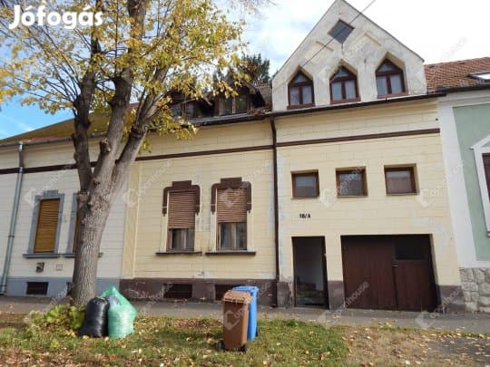Kaposvár-Tisztviselőtelepen családi ház eladó.