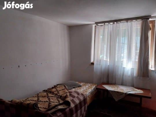 Kicsi házikórész eladó közös udvarban!