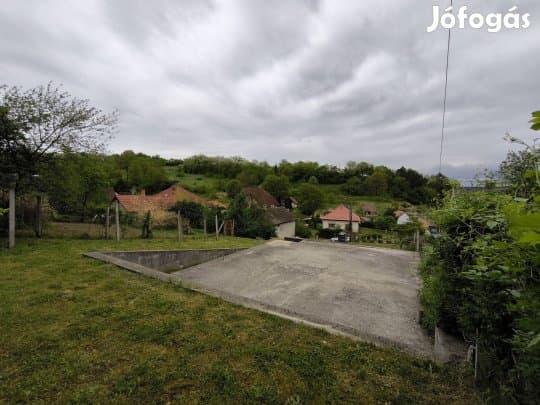 Panorámás telek kész alappal eladó