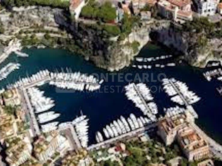 Bright commercial premises with a view of the Port of Fontvieille