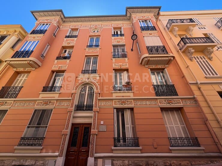 Charming 2 bedroom apartment in a bourgeois style building and a peaceful neighborhood