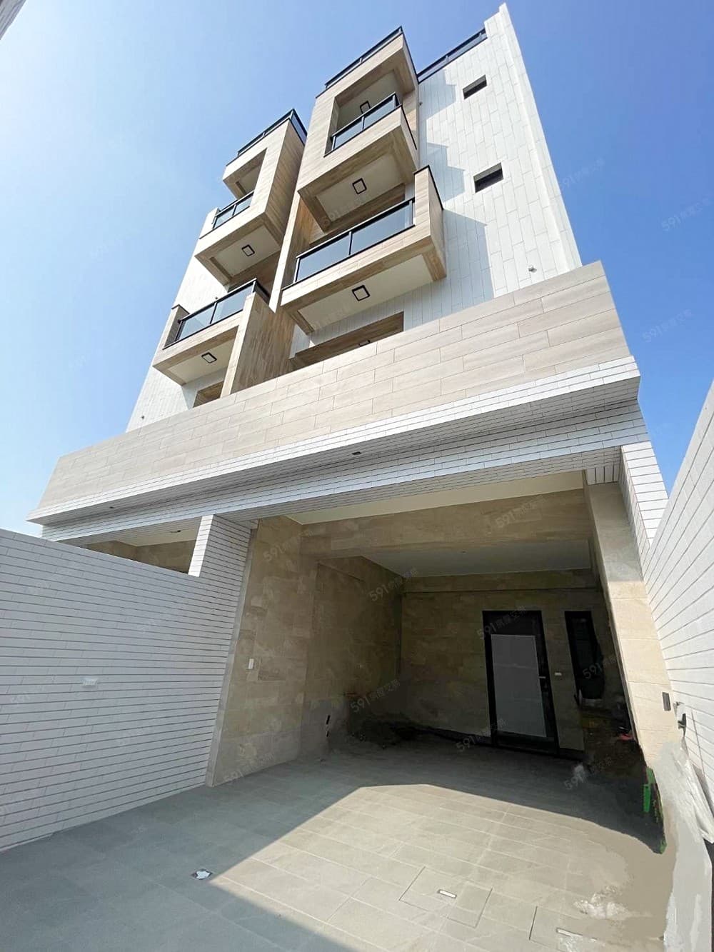 【稀有頂規建材標配】近商60【全新電梯雙車墅】~一樓孝親房