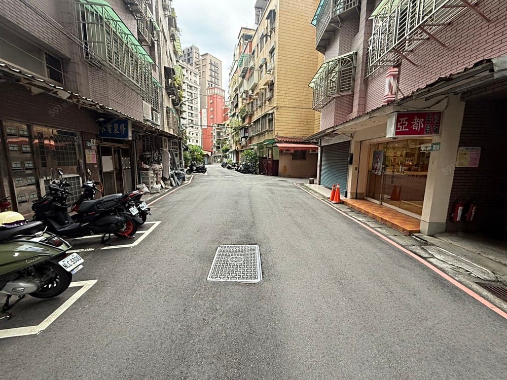 🍎秒殺頂溪商圈~信義路室內車位愛車不淋雨(可年繳)🍎