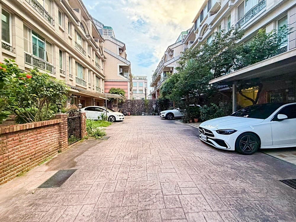 近大溪交流道麥當勞｜仁和國中社區前院停車美墅