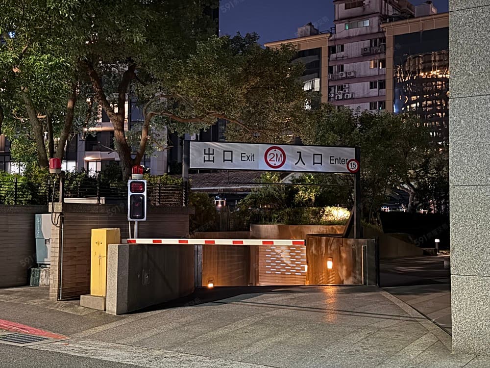 【稀有坡道平面車位】建國北路二段｜B1電梯口旁｜24小時保全