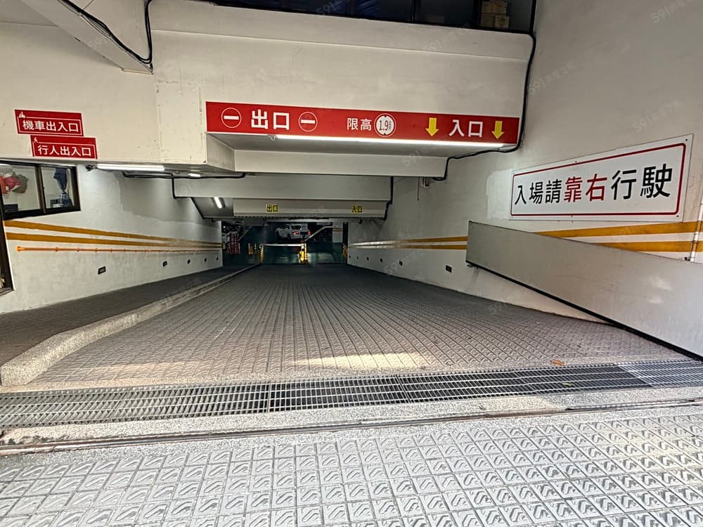 租一送一!小巨蛋商圈室內固定機車位1200元~