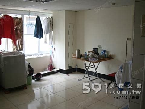 高雄捷運中央公園站一出站就到家、中央公園景觀15坪大套房