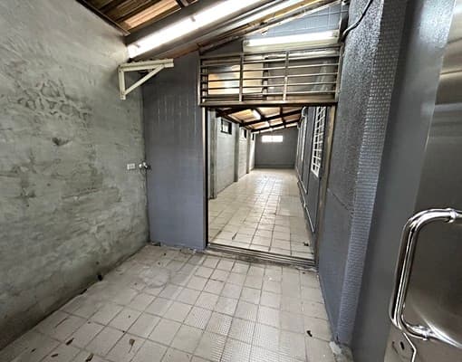倉庫出租，近捷運站，交通便利，使用空間約10～12坪。